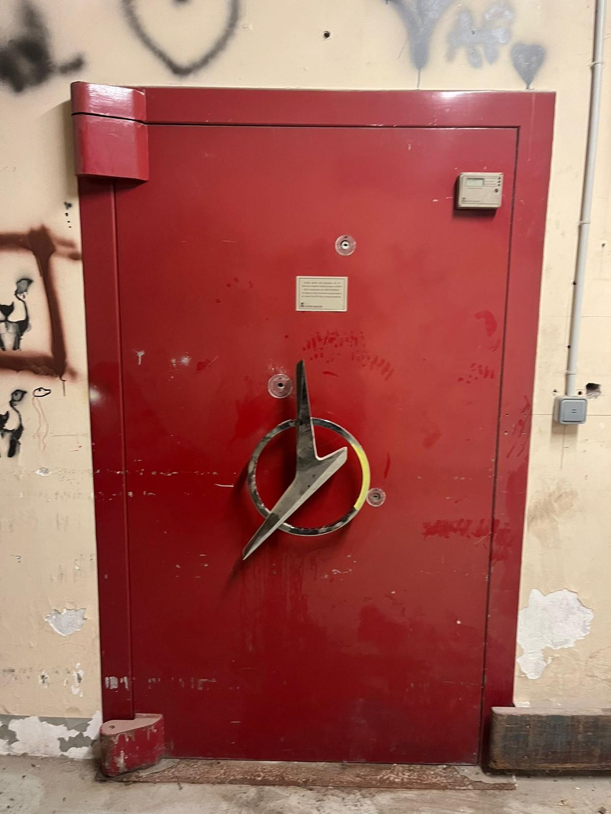 Porte de coffre-fort rouge blindée