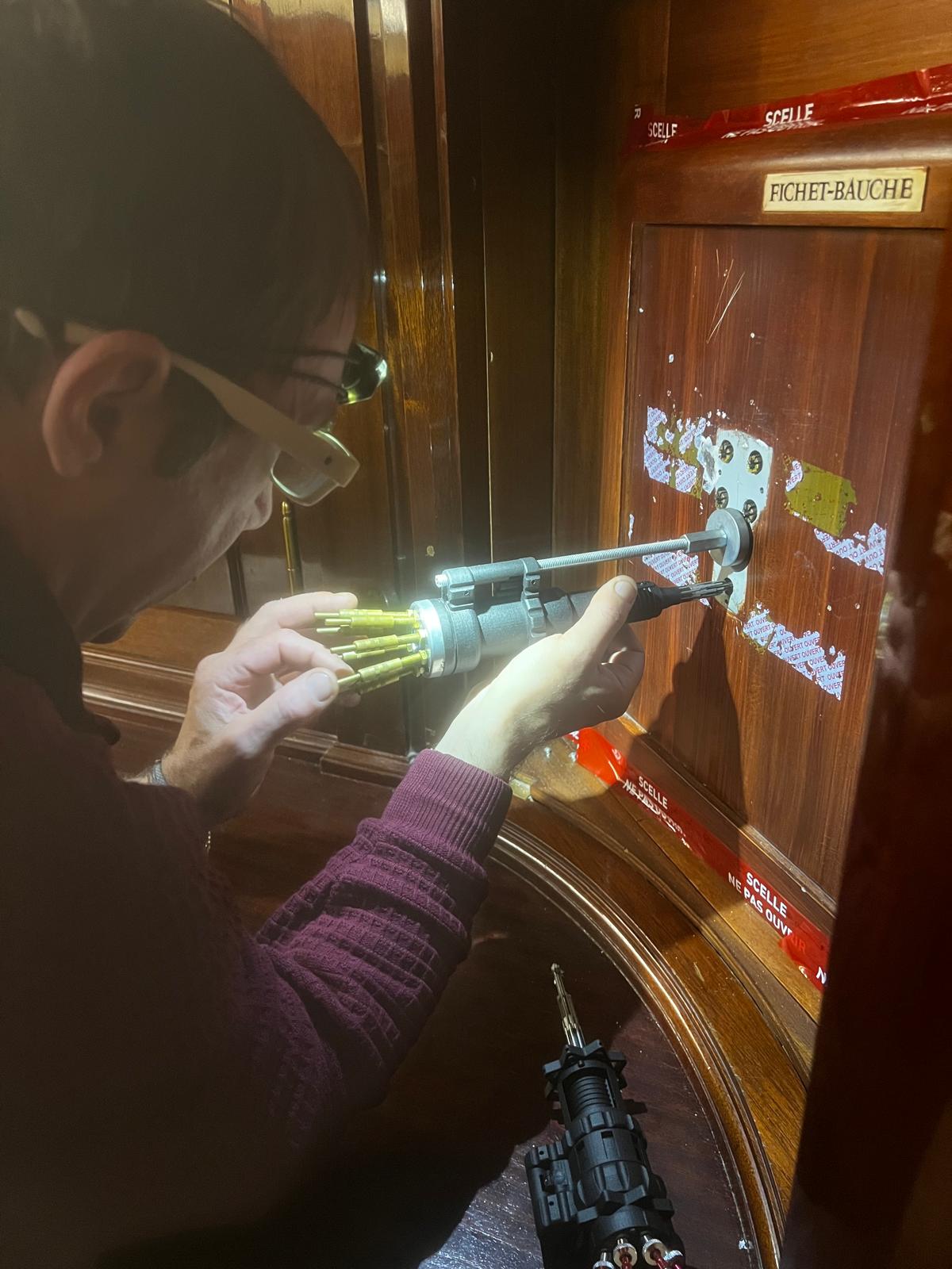 Technicien avec outil de crochetage