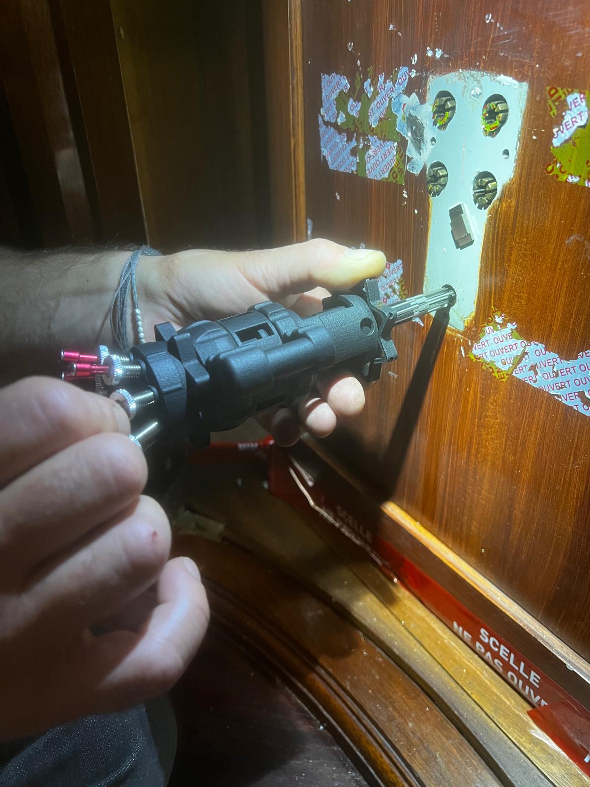 Outil professionnel de serrurier