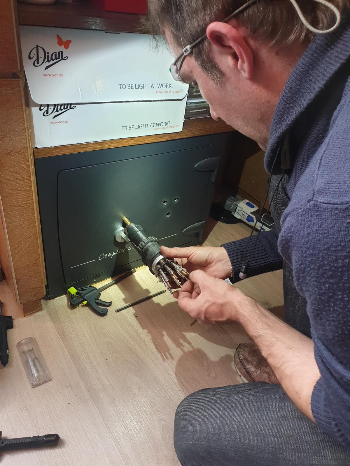 Technicien travaillant sur coffre-fort