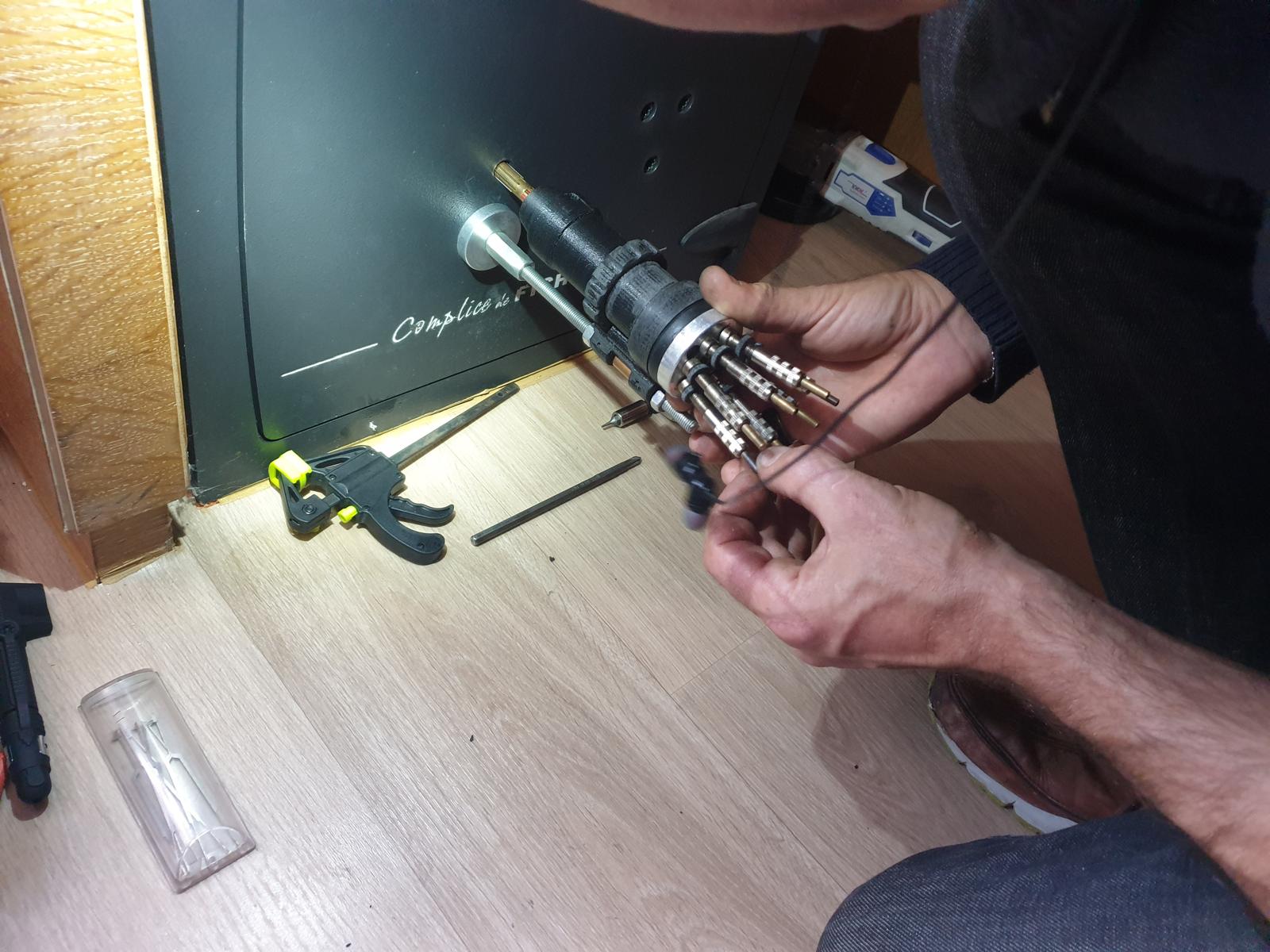 Manipulation d'outil de crochetage