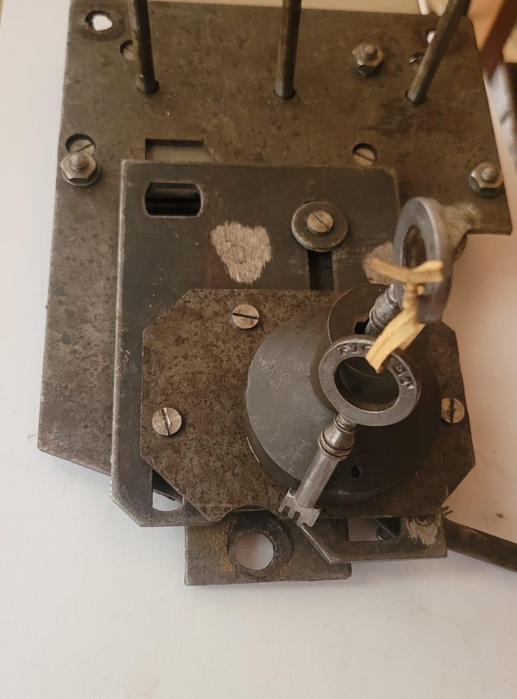 Mécanisme de serrure ancienne avec clé