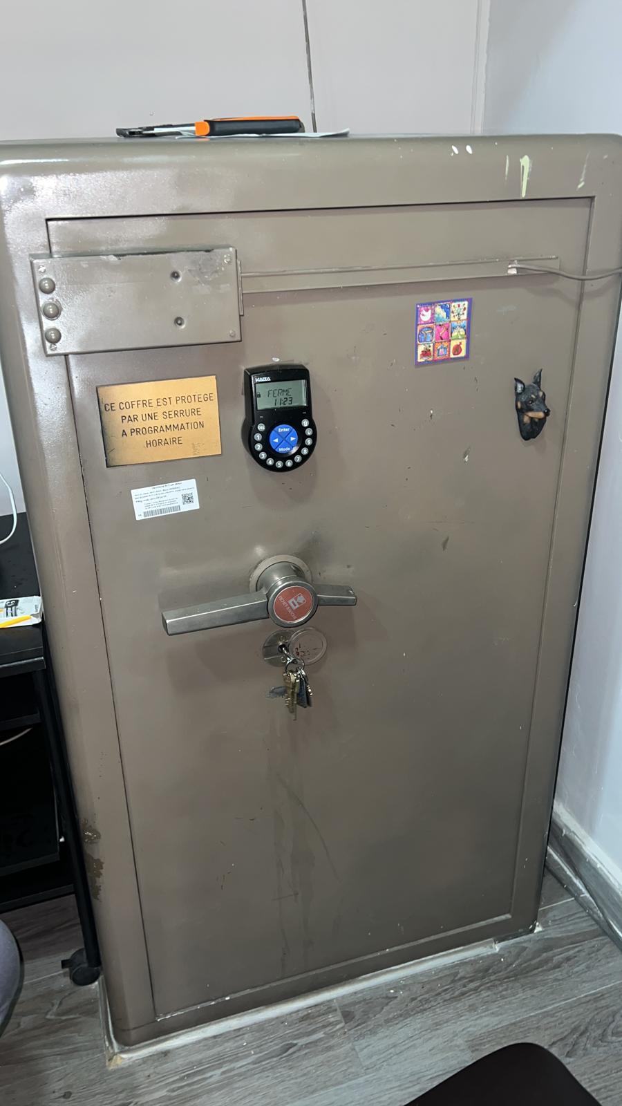 Coffre-fort avec serrure électronique programmable